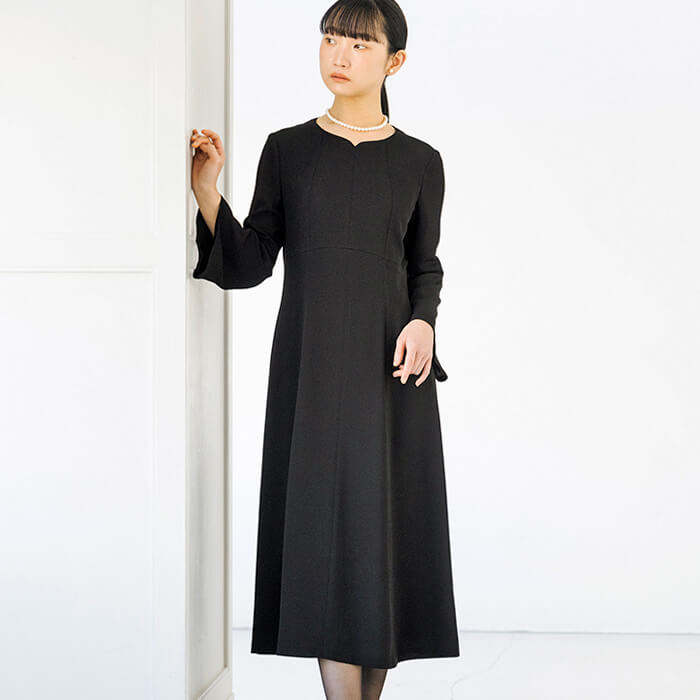 美しい切替えがポイントのワンピース 9号・ブラック｜東京ソワール