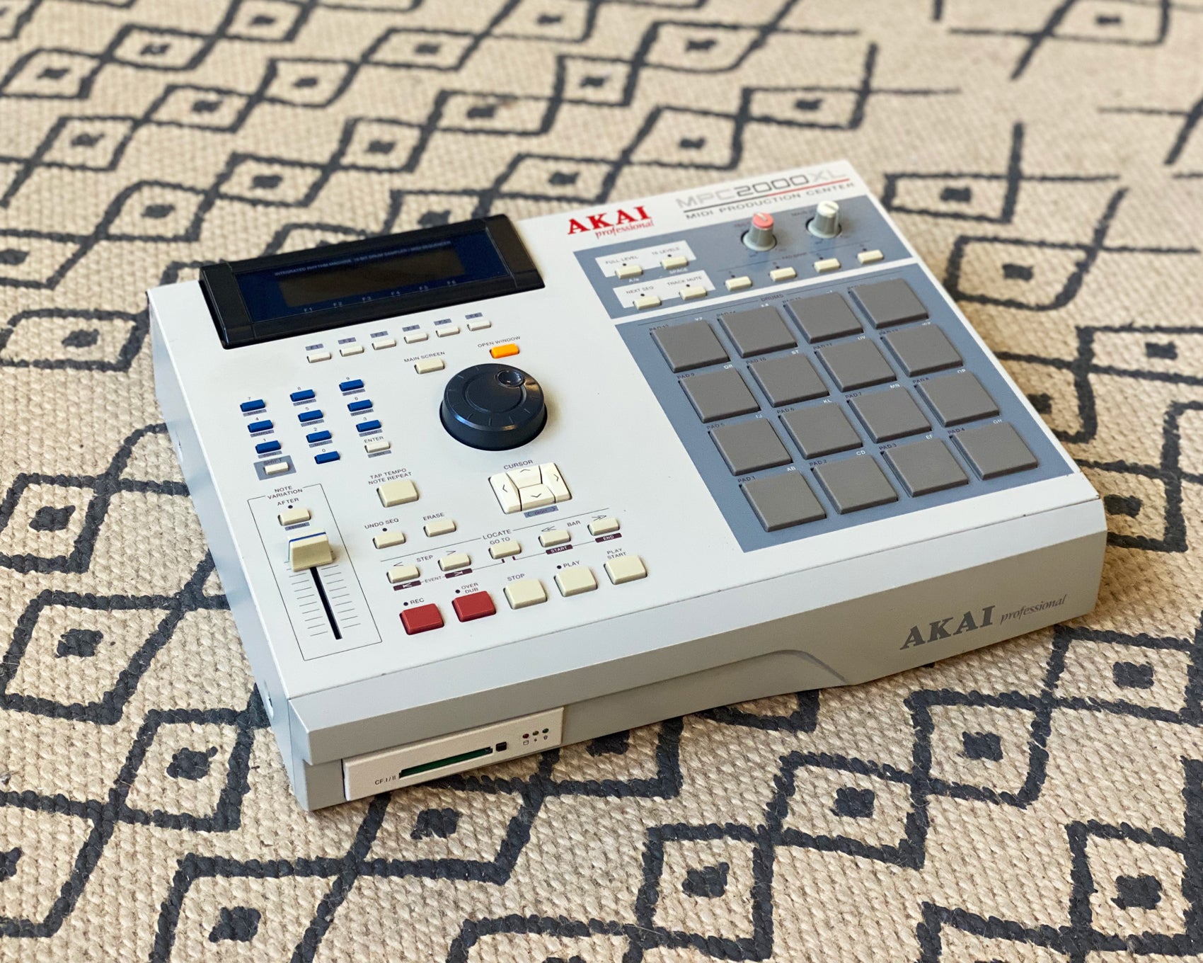 AKAI MPC2000XL サンプラー 本体と付属品 AKAI MPC2000XL Akai