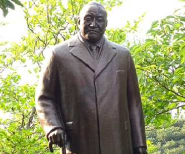 眩しい緑の中に佇む吉田茂像 : 皇居外苑 | 一般財団法人国民公園協会