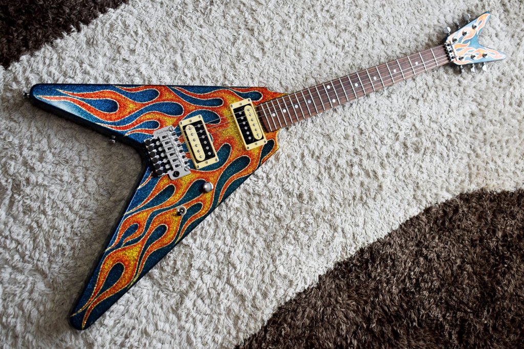 男闘呼組 ギター型ピンバッジ 男闘呼組 ギター型ピンバッジ Amazon.co