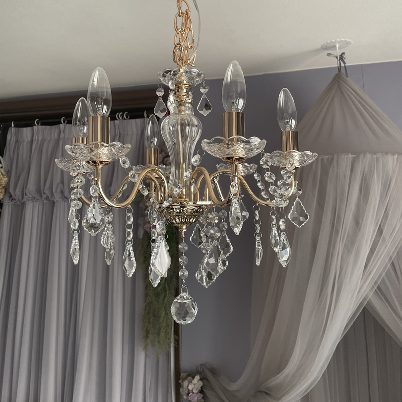 お部屋の主役になる、ゴールドの煌びやかな色合いが特別な空間を演出