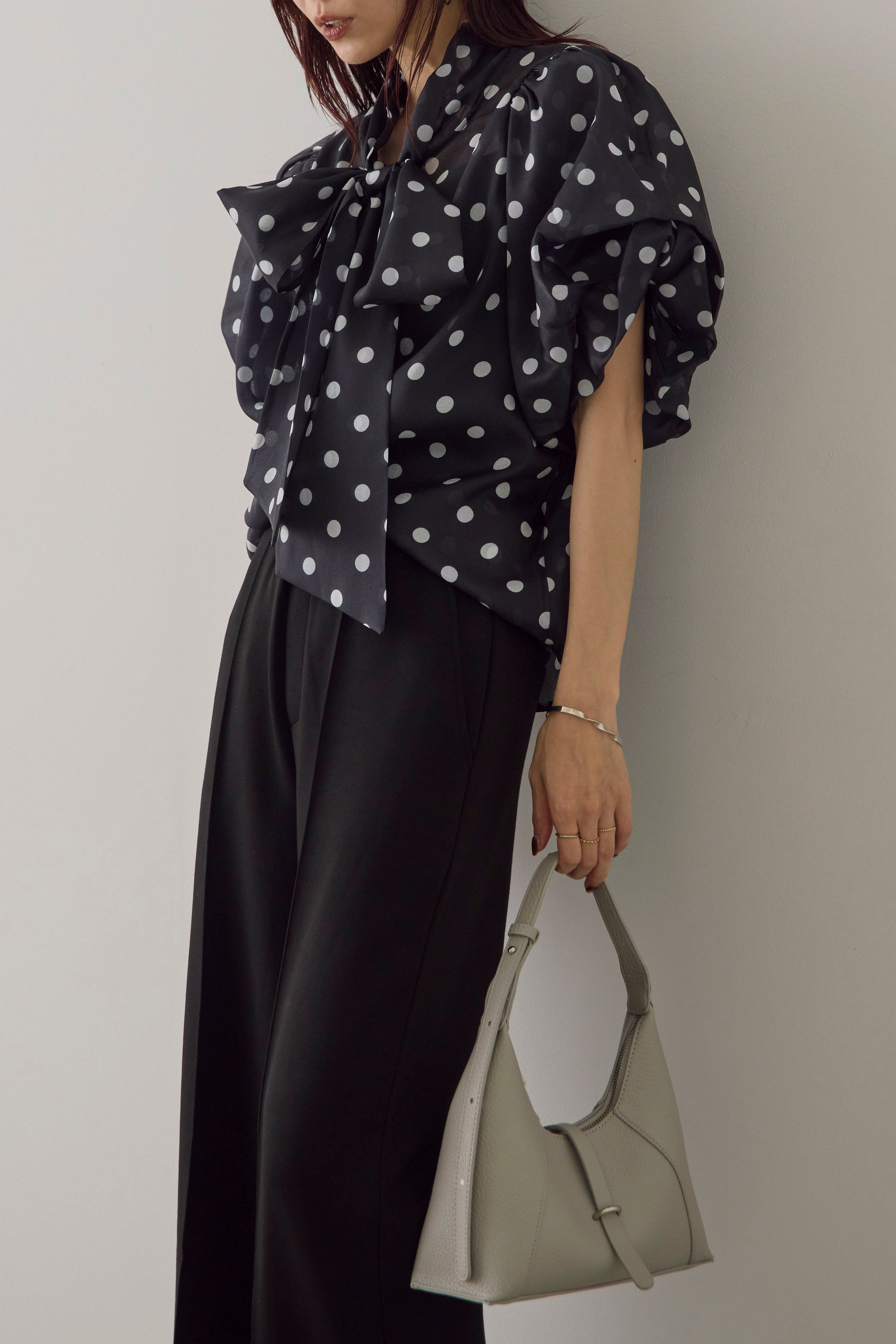 予約]オーガンジードットBIGリボンブラウス – Frene