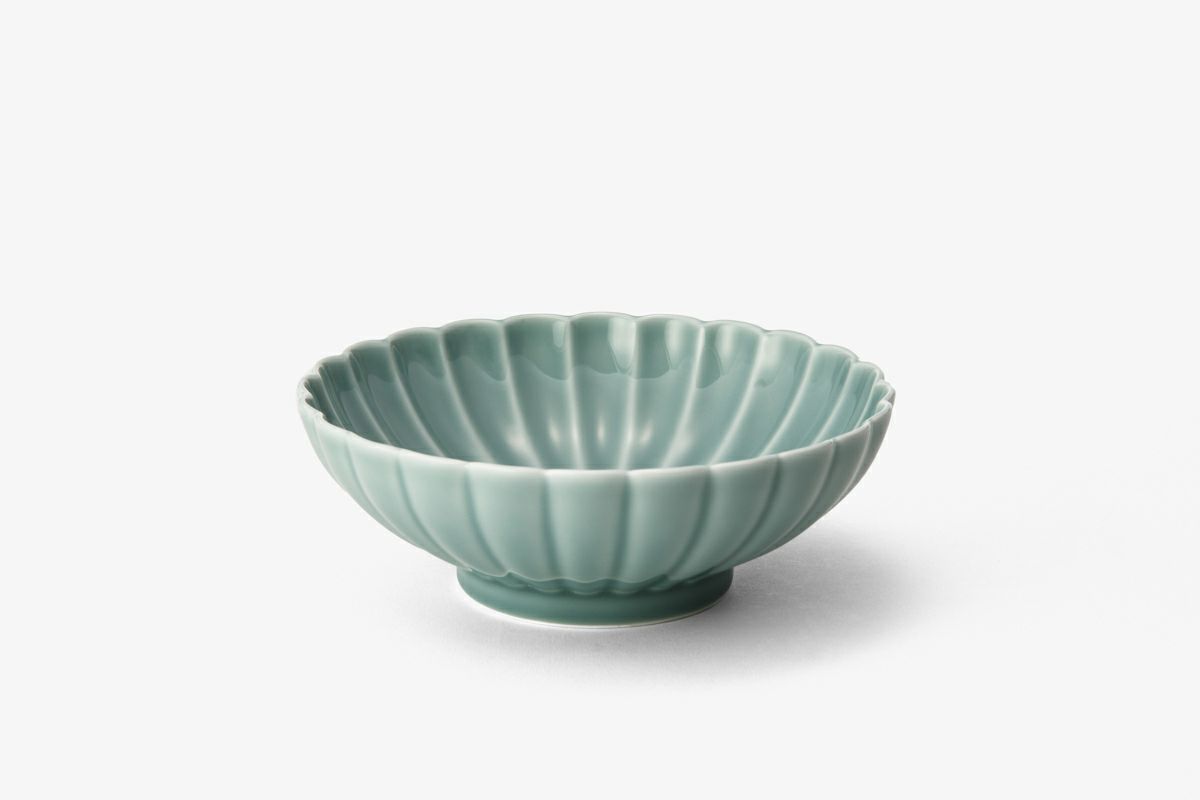 三田青磁 岩に菊の図 扇形手塩皿 C468AS-BZg 三田青磁 岩に菊