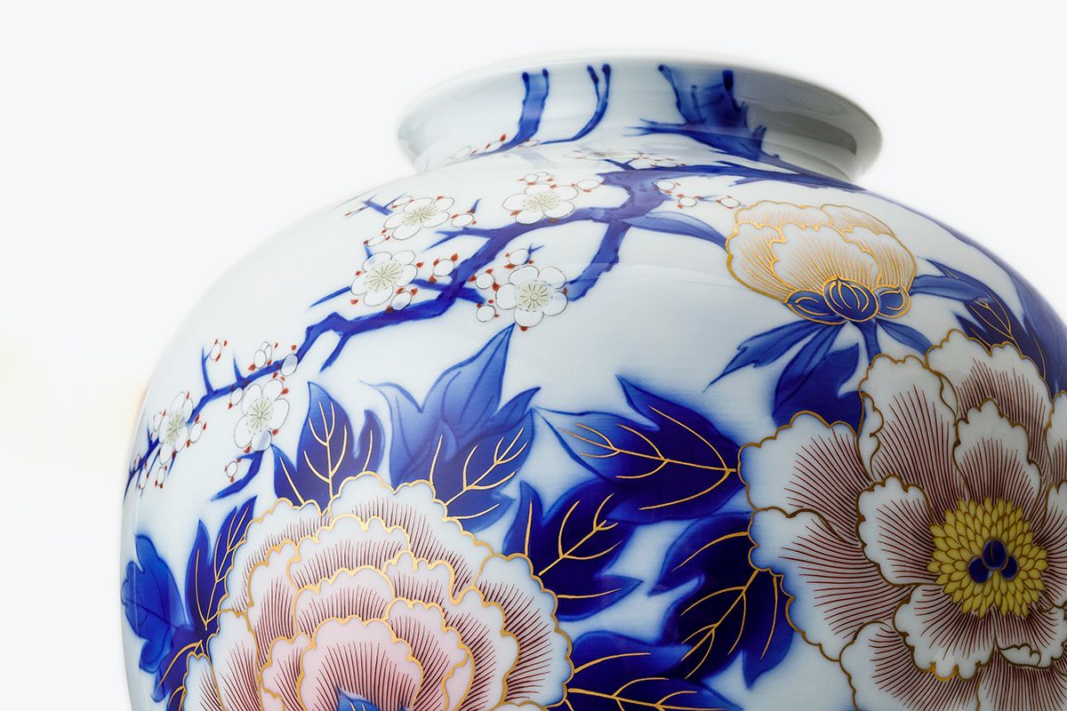 染錦柘榴文（そめにしきざくろもん）の有田焼の花瓶です。﻿ 染錦柘榴絵