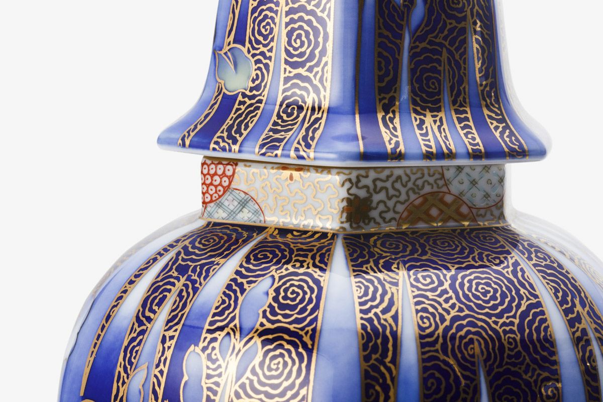 染錦金彩あやめ冠付六角7寸壺(壷) | 有田焼 深川製磁｜公式オンライン