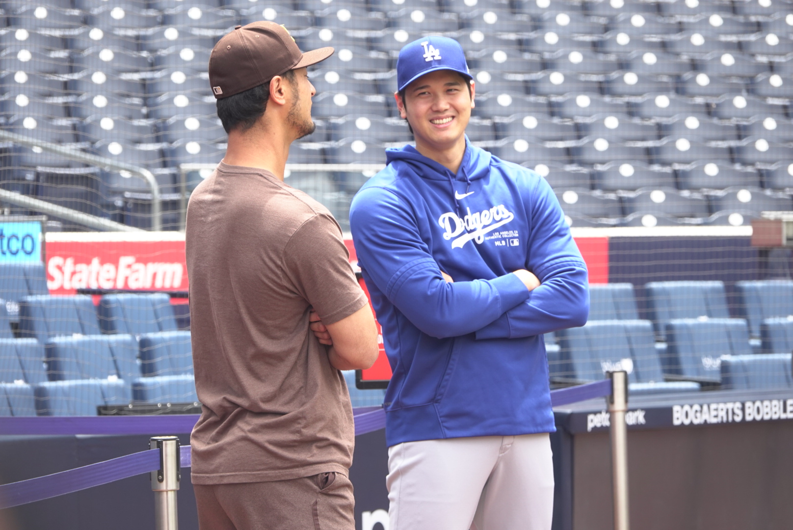 大谷翔平とダルビッシュが談笑 WBC世界一戦士が試合前に笑顔…ガッチリ