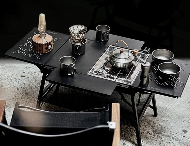 キャンプ料理をもっと楽しく！コンロも使えるサイズのテーブルの