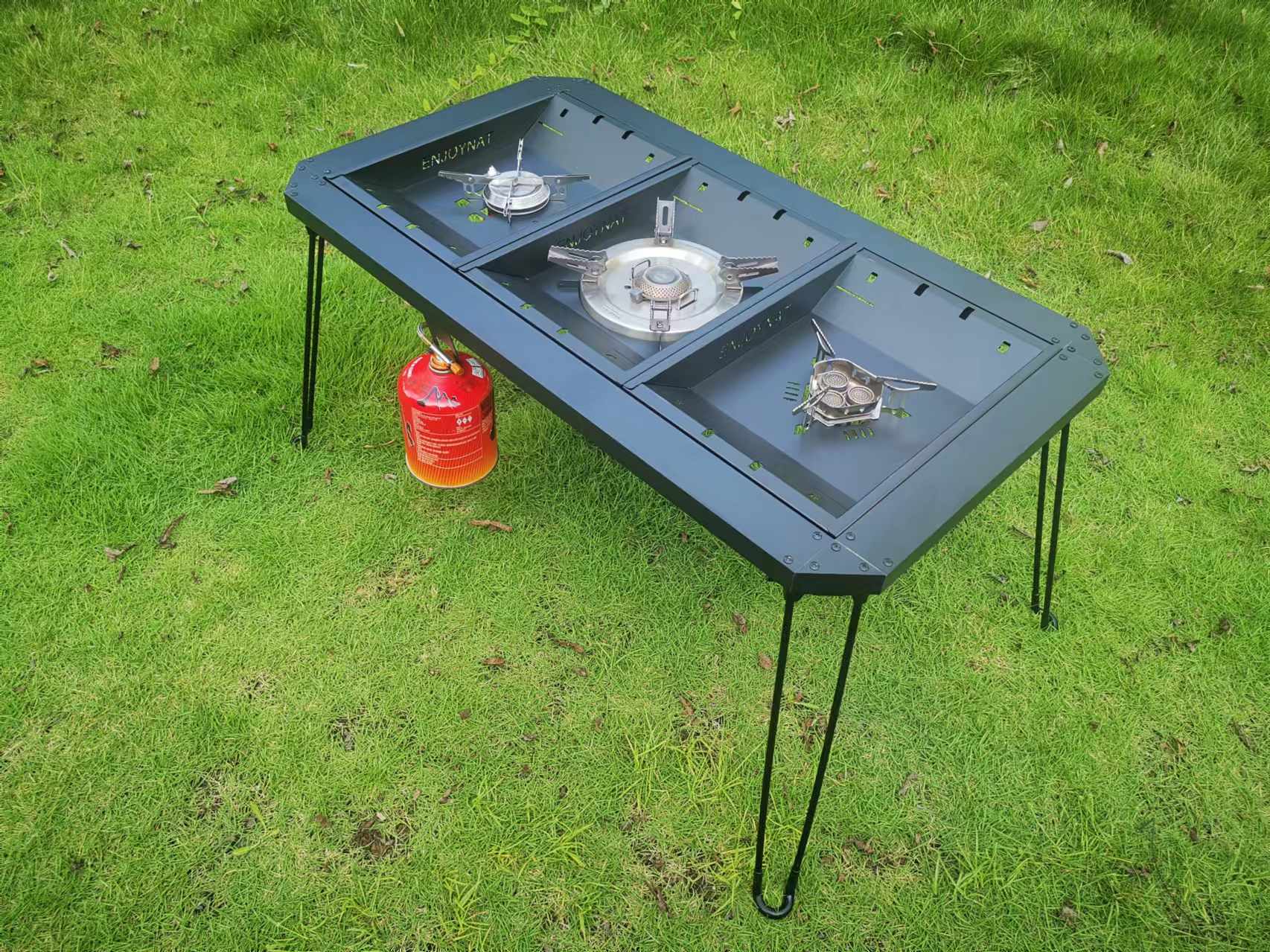 キャンプ料理をもっと楽しく！コンロも使えるサイズのテーブルの