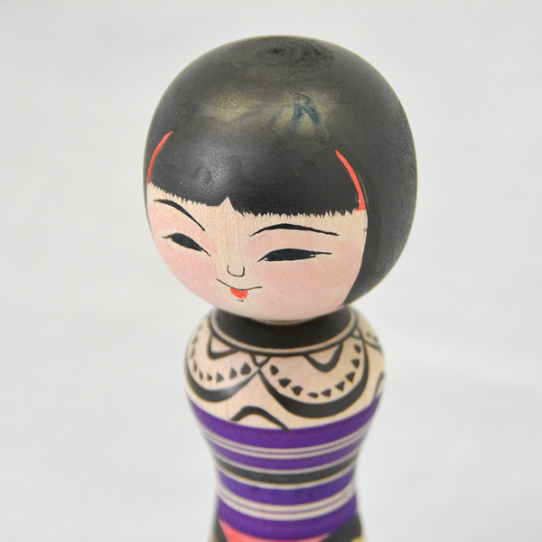 青森県津軽地方のこけし 阿保六知秀工人作 伝統こけし（紫だるま絵）5寸