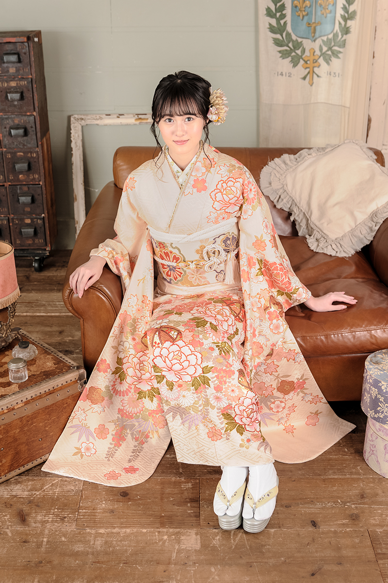 クリーム地に毬と大輪牡丹柄振袖 | MK振袖スタイル | 振袖購入