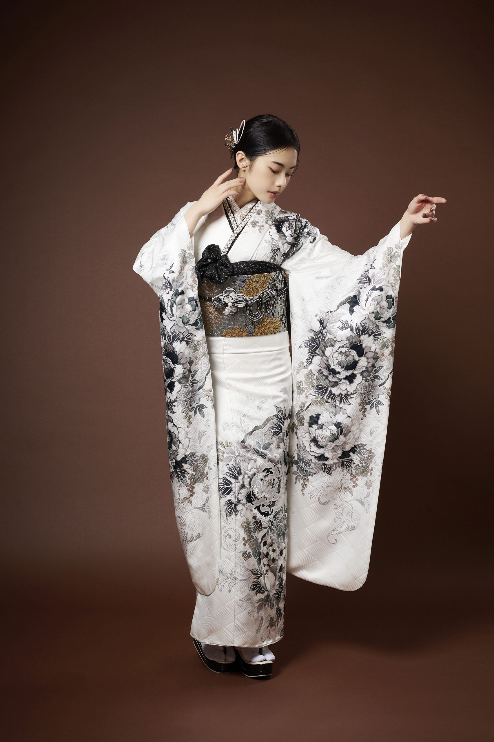 黒と白の花柄振袖 振袖 黒✖️牡丹花柄 粋 古典レトロ