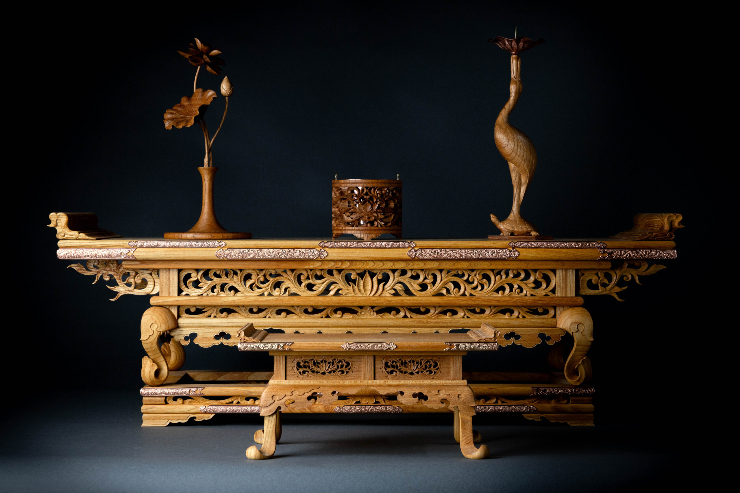 総欅木彫による前机、導師机、三具足完成です。 | 京都の仏師 宮本我休