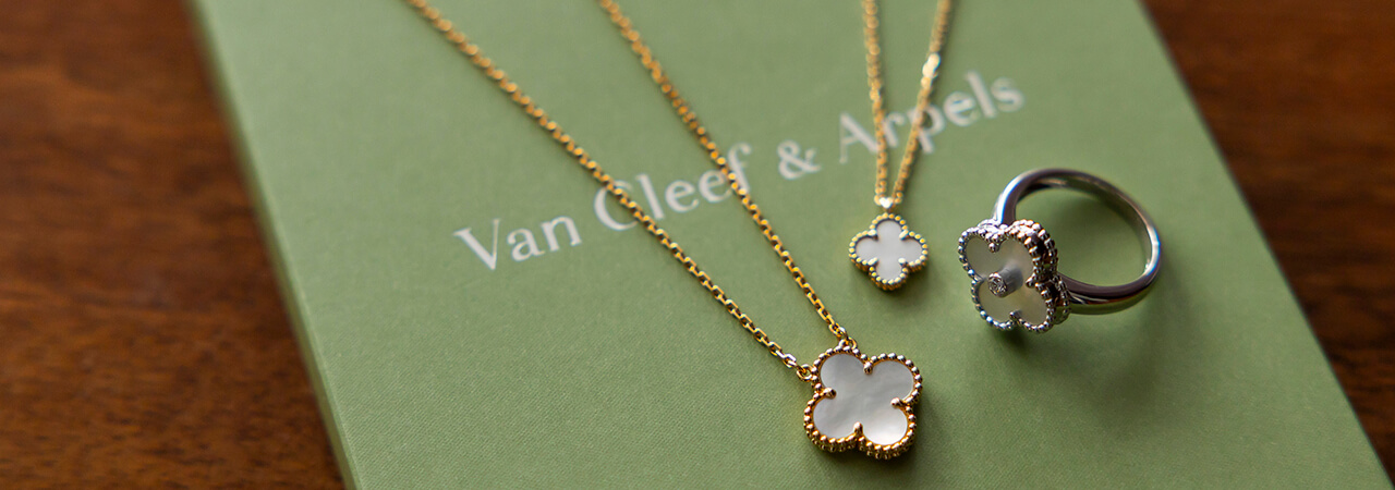 ヴァンクリーフアーペル アクセサリーケース 三つ折り財布にも Van