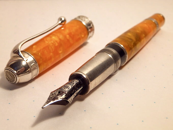 麗しの高級万年筆 アウロラのマーレ・イオニア。 宝石の輝きを見るよう