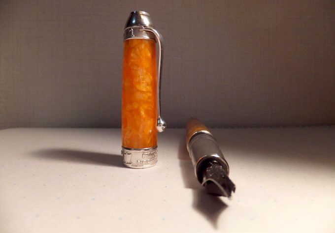 麗しの高級万年筆 アウロラのマーレ・イオニア。 宝石の輝きを見るよう