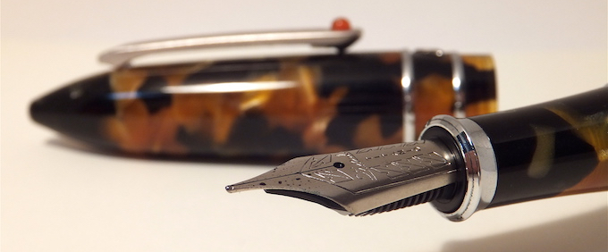 スティピュラのチタンニブの万年筆 (モデルT・トータス)。フワッとした