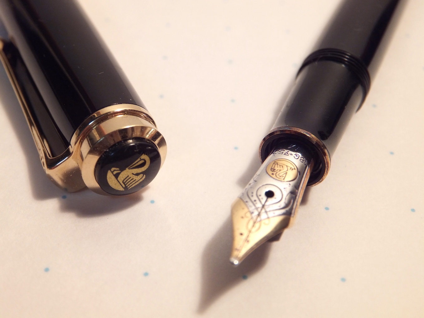ペリカンの万年筆「スーベレーンM300」の1990年代モデル。天冠の2羽の