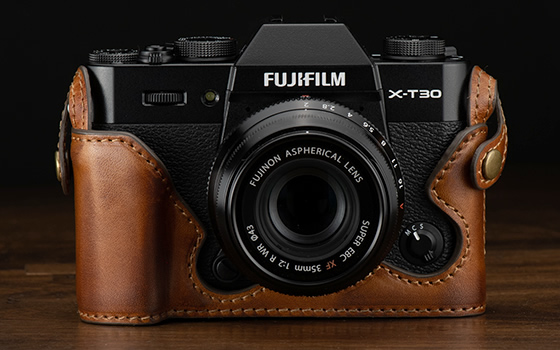 クラシカルなカメラにはクラシカルなケースを。ビンテージな質感が