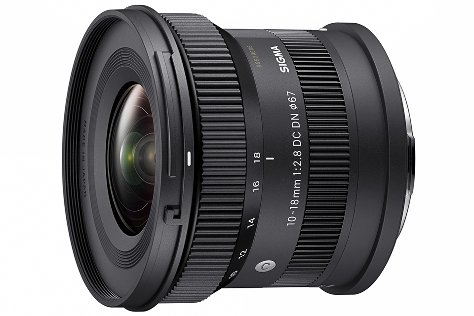 驚くほどコンパクトなF2.8通しの大口径超広角ズームレンズ「SIGMA 10