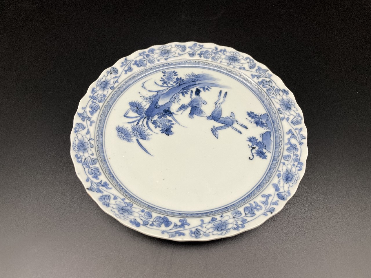 有田焼 柿右衛門 菊花染付絵皿 木箱付 有田焼 柿右衛門 菊花染付絵皿