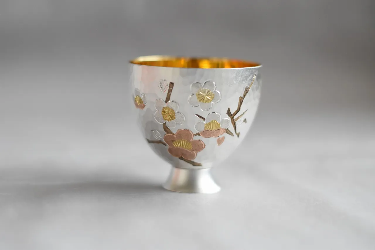 奥山峰石作・ぐい呑み『紅白梅』台付 ｜ 内藤銀器製作所