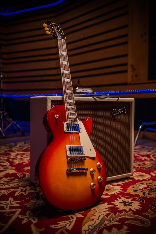 ギブソンから、 リニューアルされた『Les Paul Studio』が4種のカラー