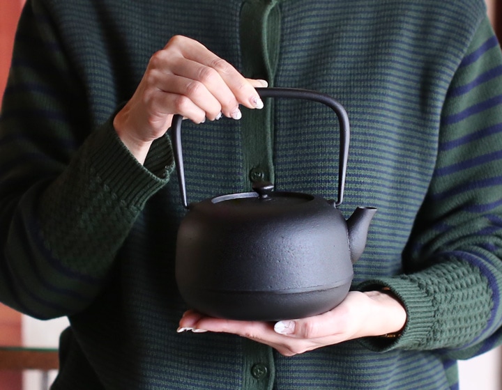 砂鉄鉄瓶 小ぶり丸型 鉄瓶1385g三厳堂水漏れ無し 【公式通販】