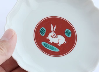 長右衛門窯 銘々皿（赤絵兎文・ 花型小）｜九谷焼のうつわ｜和食器通販