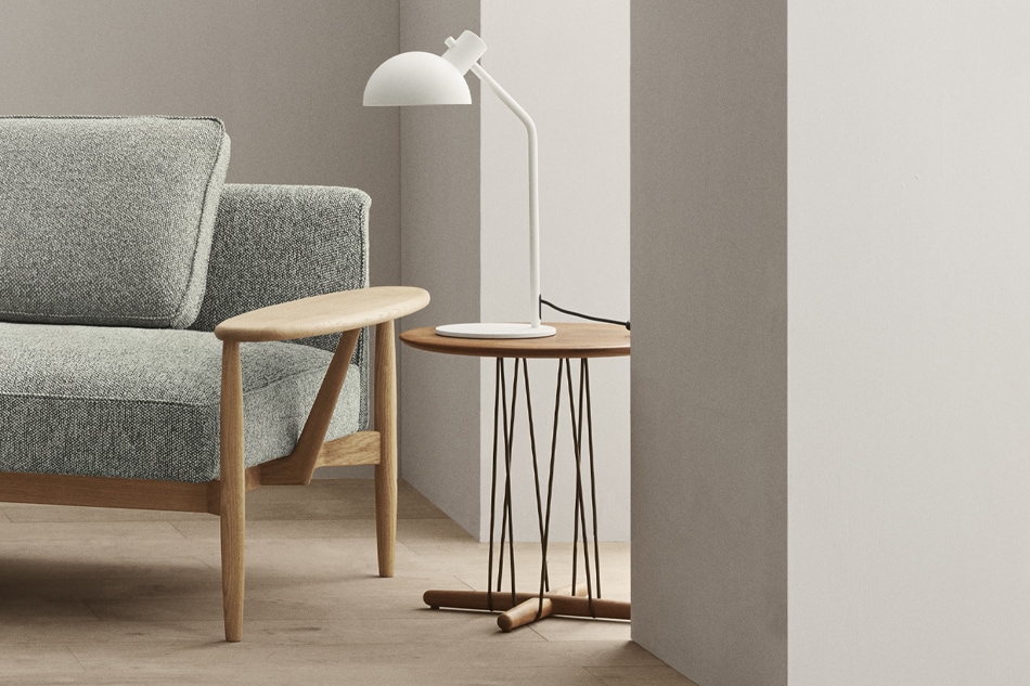 E021 EMBRACE LOUNGE TABLE（エンブレイス ラウンジテーブル）/ Carl