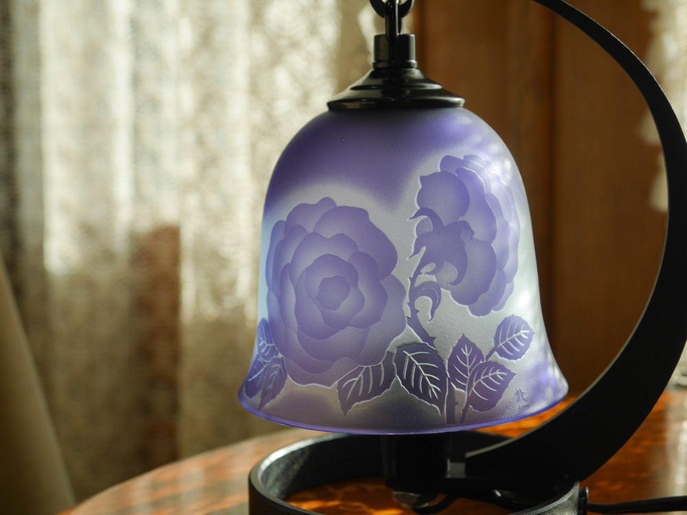 オイルランプの台瑠璃色に花模様 赤ランプ点灯。（ホンダ ライブディオ