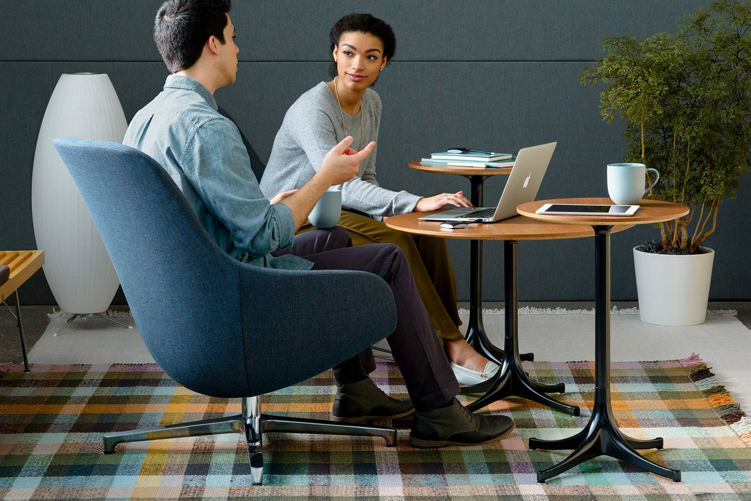 ネルソン ペデスタルサイドテーブル 直径43.2cmの通販 | 家具