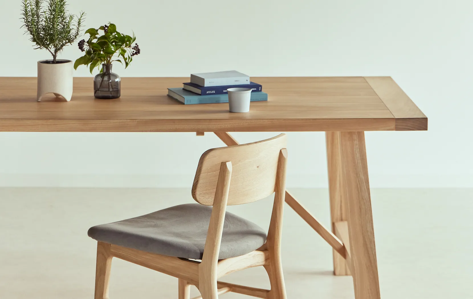 9×9 Chair Ⅳ〈KUSU〉 | 9X9 | モリタインテリア工業 通販サイト