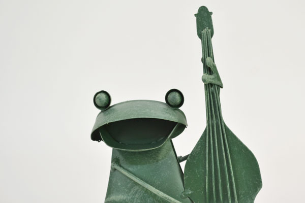 ブリキシリーズ カエル チェロ ブリキ ガーデニング 置物