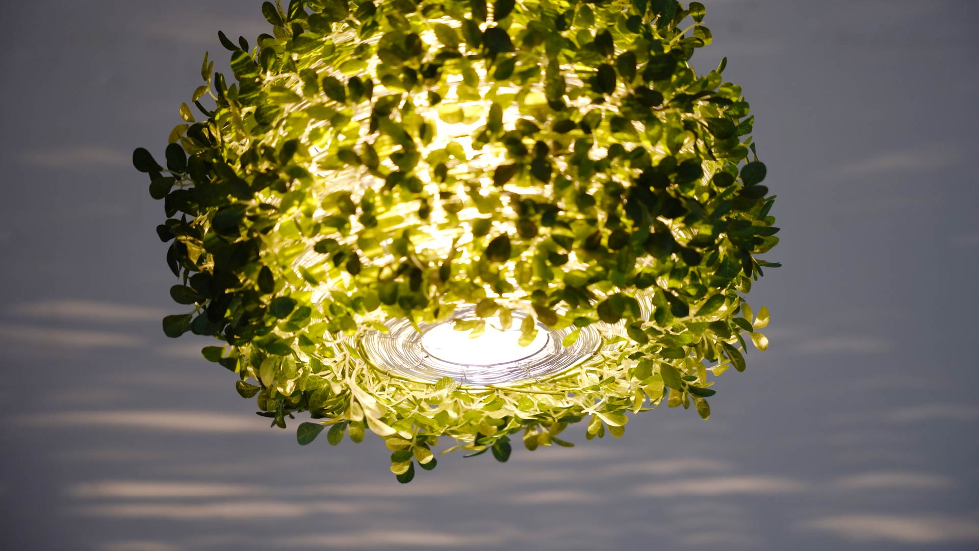 木漏れ日のような光が広がるペンダントライト「オーランド/Orland」DI