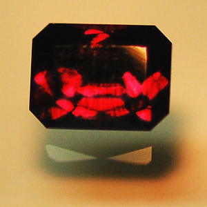 ギネスにも認定された、世界で最も希少な宝石とは？ | 大阪で金