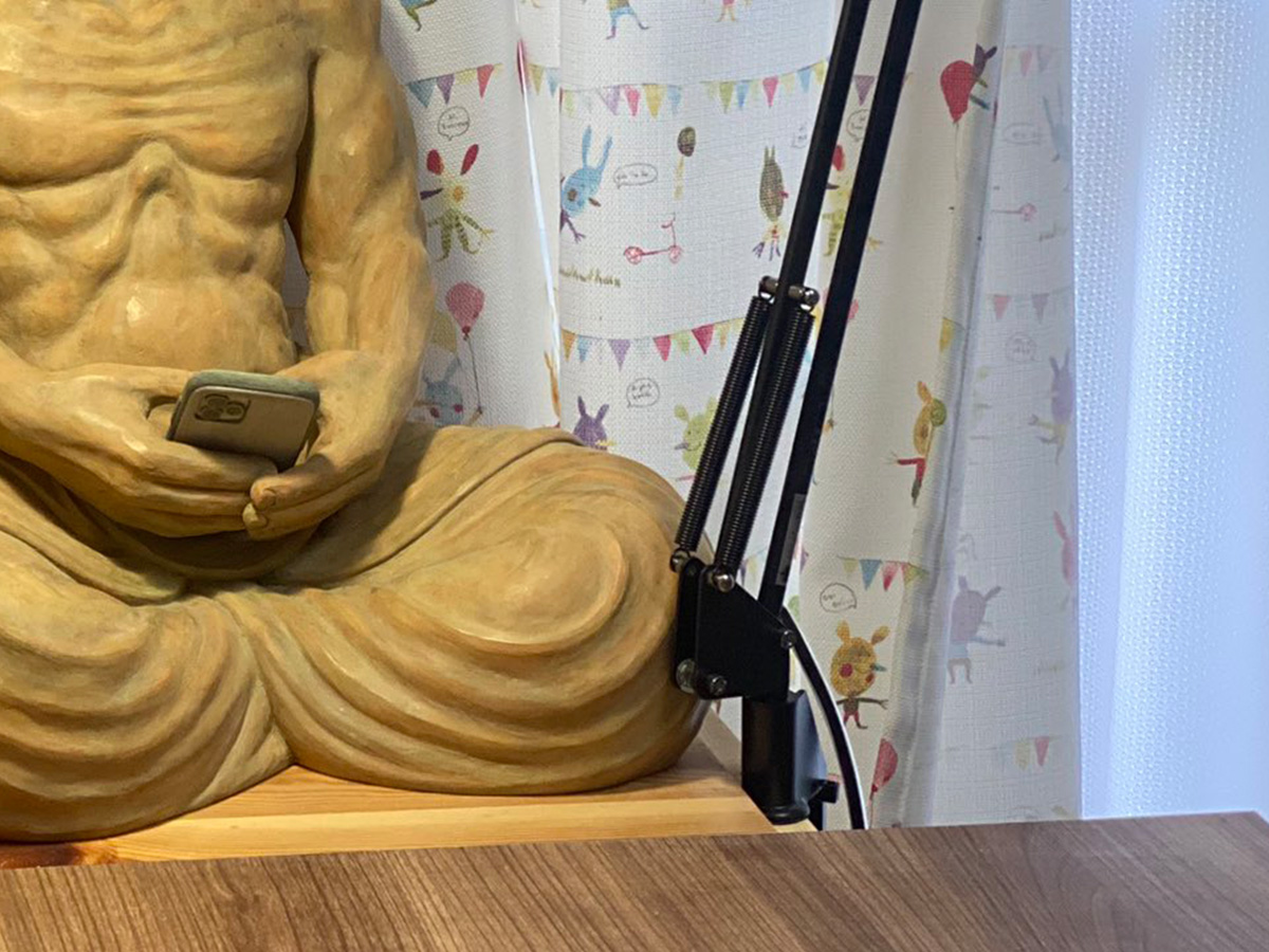 藝大の卒業生の部屋に「ほれぼれする」 2体の仁王像が並ぶ光景が