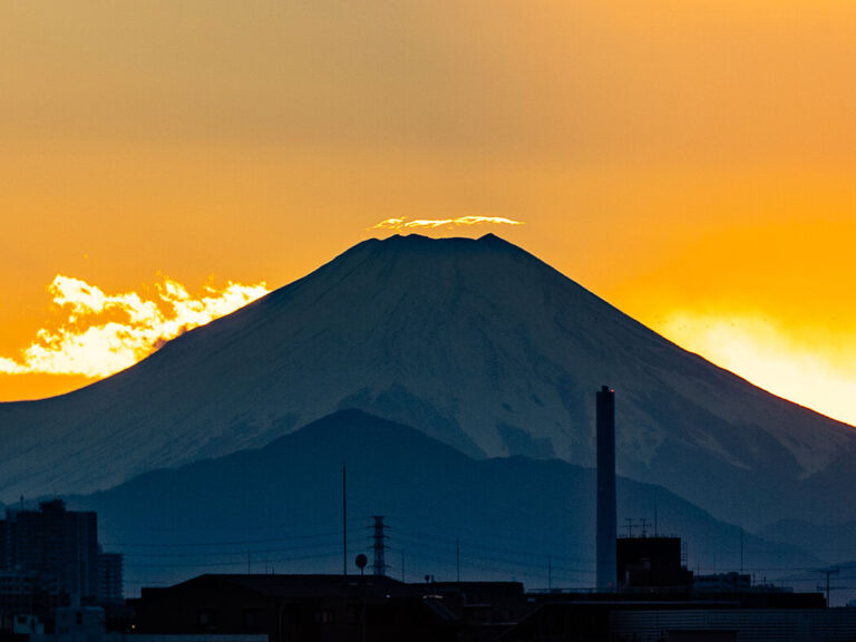 冠雪の富士山と快晴の空のイメージ、富士山曼荼羅の中の一点。