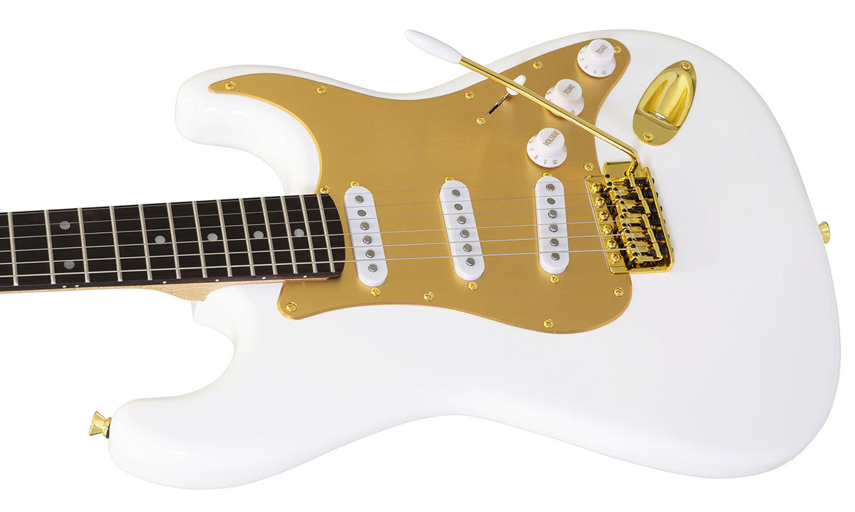 Aria Pro IIより、アノダイズド・ピックガードとゴールド・パーツを