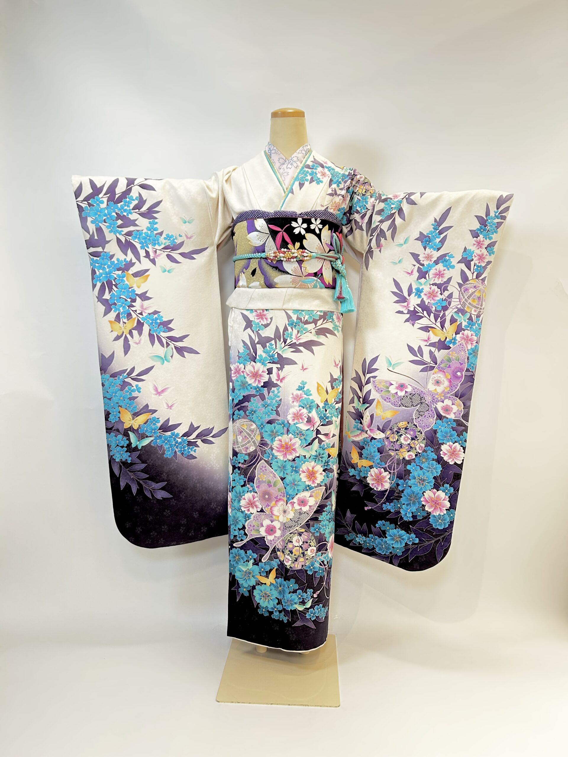 白と紫のグラデーションに蝶が舞う | 京都・大阪で振袖・前撮りのこと