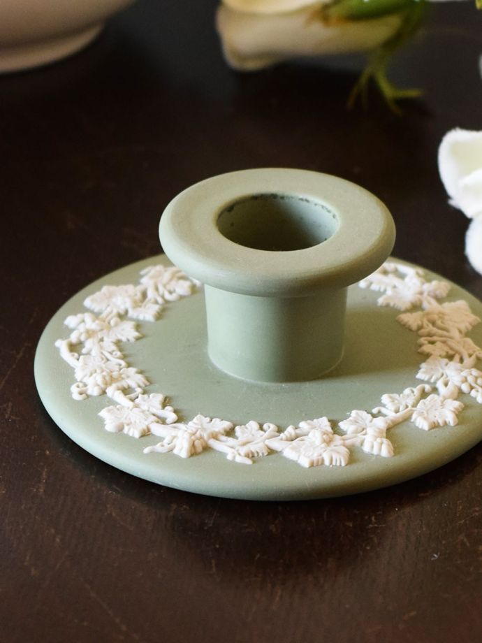 ジャスパーウェアのキャンドルスタンド、ウェッジウッドのセージ