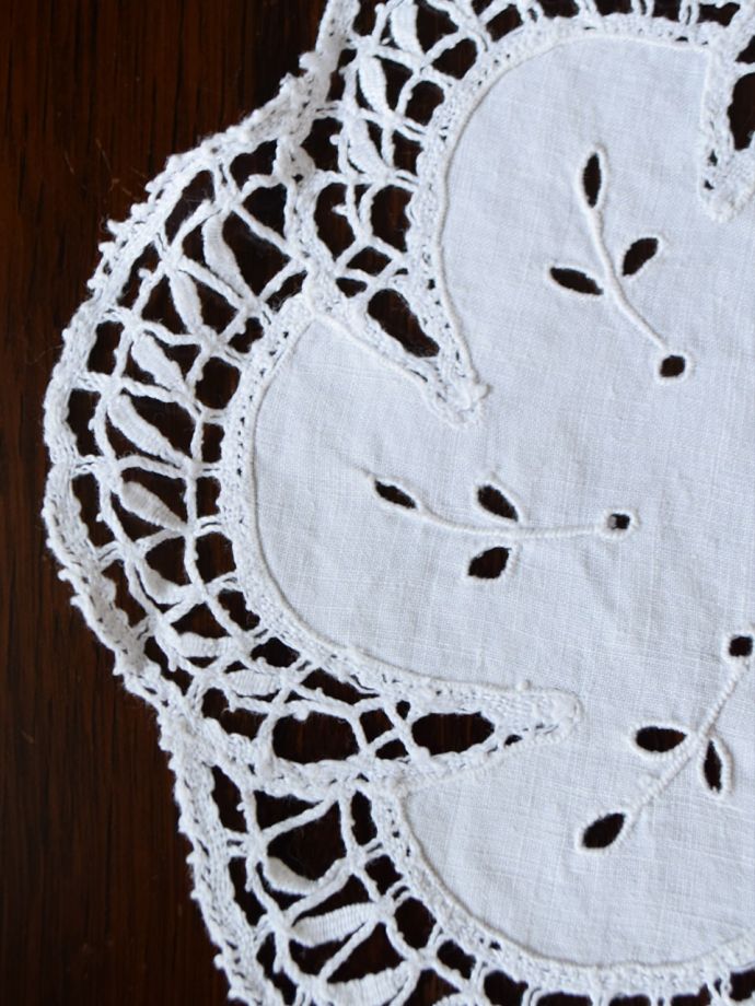 フランスから届いたトーションレース、アンティークのボビンレースの