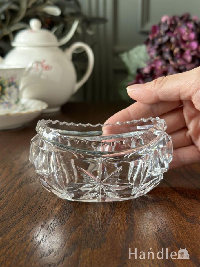 イギリスから届いたアンティークガラスの器、お花の模様が入った