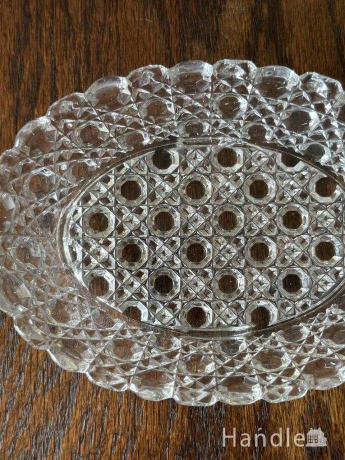 英国アンティークガラスのプレート、ドットの型押し模様が可愛いプレス