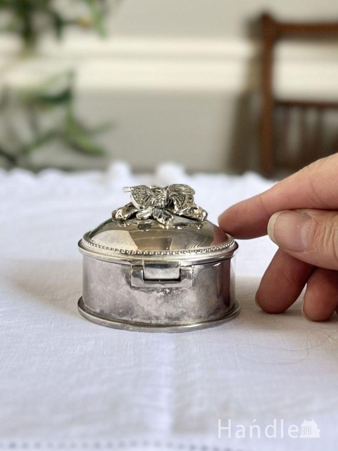 英国アンティークのジュエリーボックス、蝶々のモチーフが可愛い小物