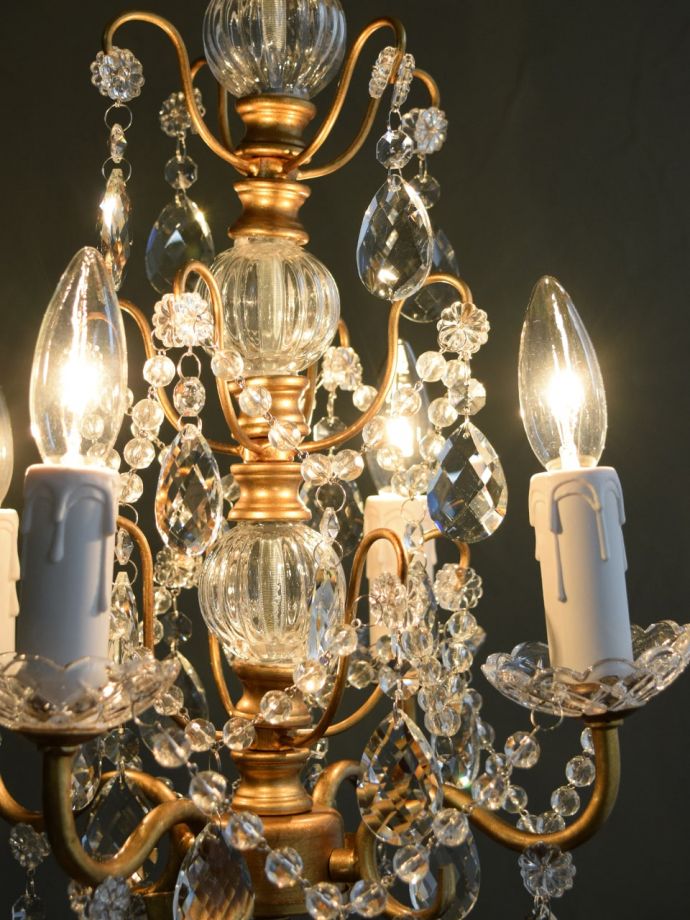 アンティーク調のおしゃれな照明器具、ガラスコラムが美しい4灯