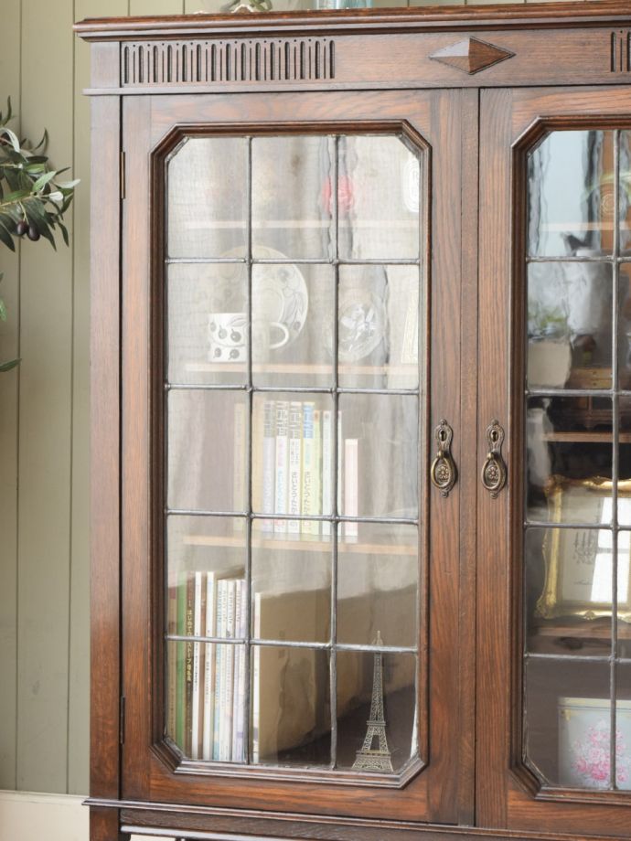 英国アンティークのガラスキャビネット、ステンドグラス扉付きの本棚