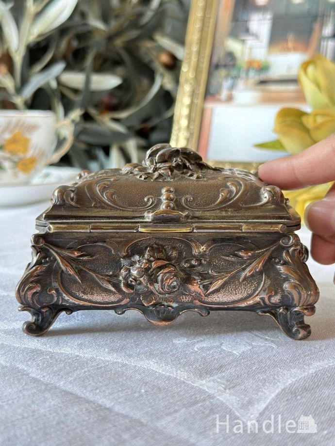 イギリスから届いたアンティークのボックス、立体的なお花の模様が豪華