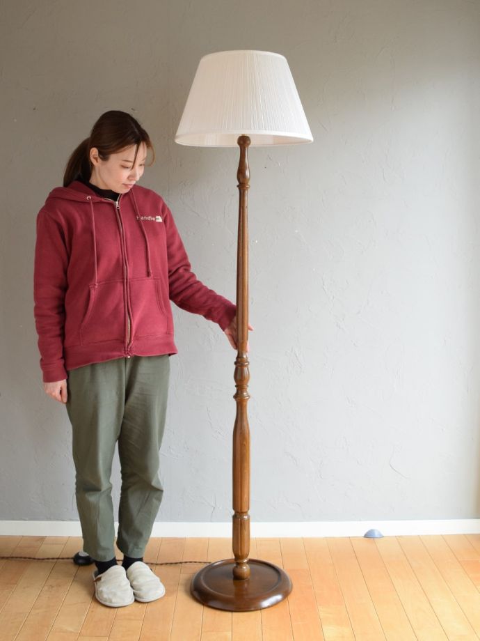 英国で見つけたスタンド照明、アンティークのフロアランプ（E17