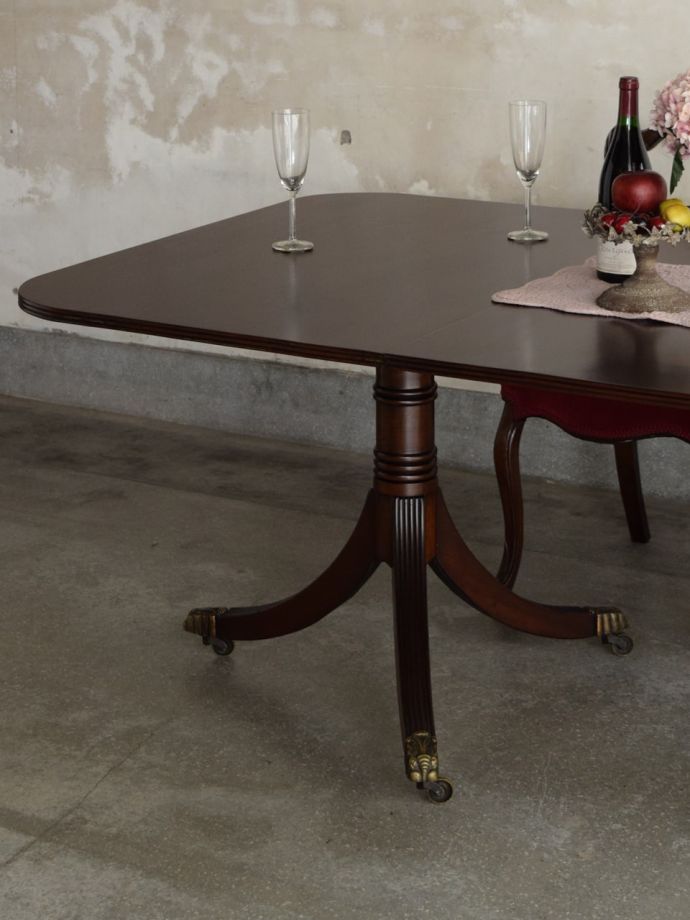 アンティークの伸長式ダイニングテーブル、イギリスで見つけた