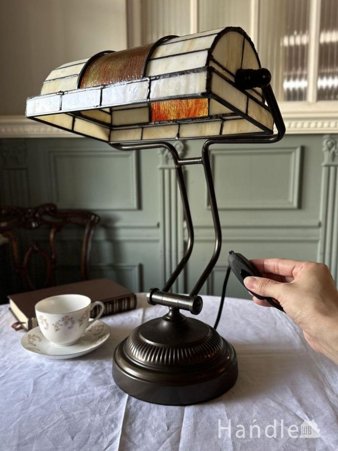 レトロな雰囲気漂うステンドグラスの照明、アンティーク調のおしゃれな